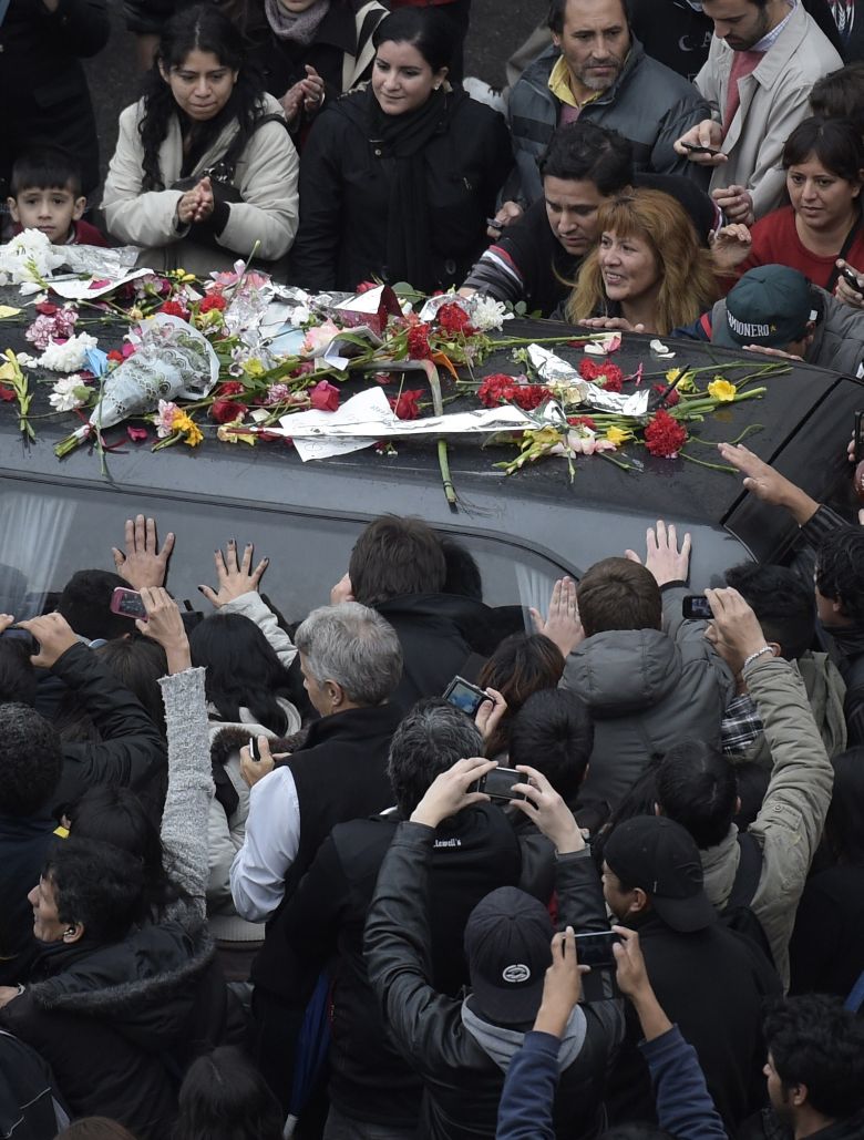 Fanaticos argentinos se despiden de Cerati en su funeral en 2014. (Getty)