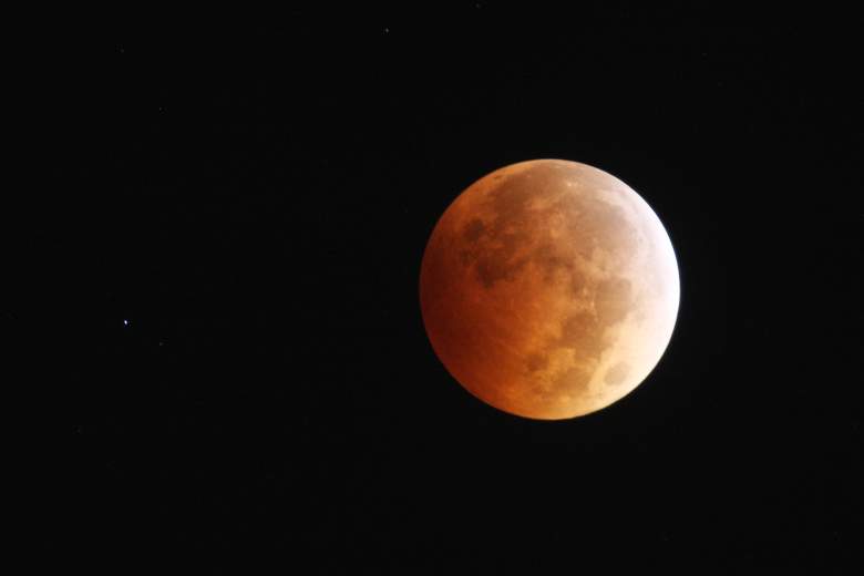 Una luna de sangre sobre Los Angeles en octubre 2014. (Getty)