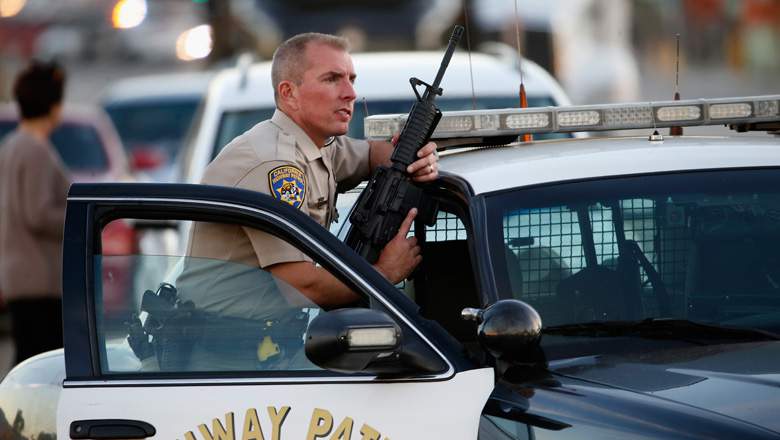 Un oficial de la California Highway Patrol mientras las autoridades persiguieron a los sospechosos . (Getty)