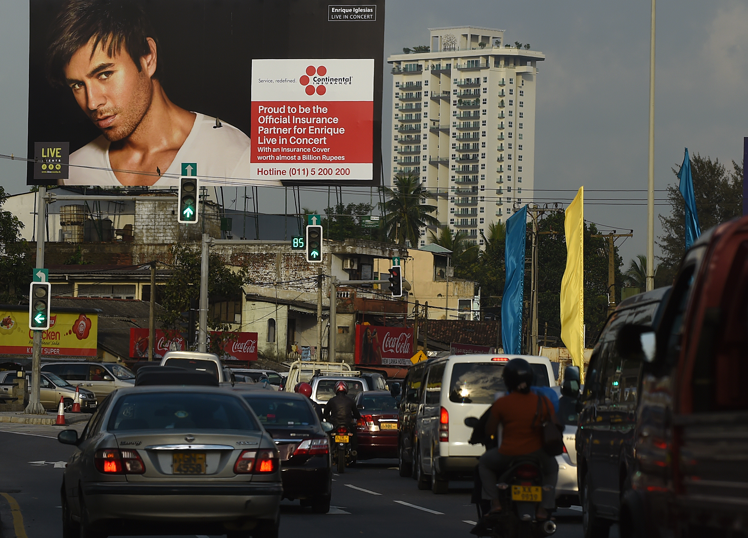 Pasajeros de Sri Lanka pasan una cartelera en Colombo de Enrique Iglesias. Live Events, admitió que la seguridad "ha fallado terriblemente" y se disculpó por la "experiencia negativa" durante el concierto de una hora. Los aficionados habían pagado precios que van desde 5.000 rupias a 50.000 rupias ($ 350) para las entradas para el espectáculo que era parte de la gira mundial de la estrella española, "Love and Sex". Ellos no se refieren directamente a las críticas del presidente Maithripala Sirisena que intoxicados mujeres locales habían arrojado sus sostenes en el cantante y besó y lo abrazó. (Getty)