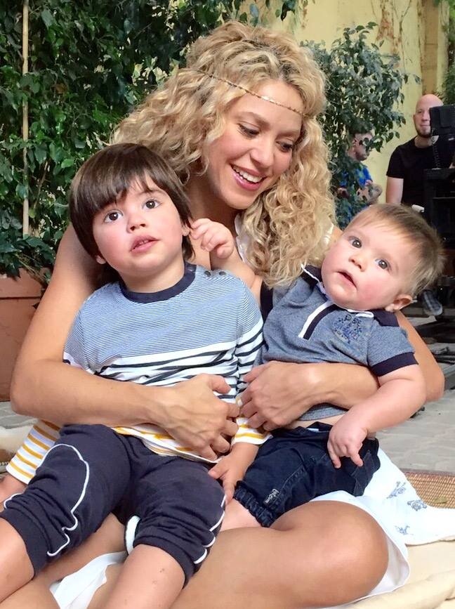 Shakira con sus dos amores, Milan (izq.) y Sasha. (Twitter)