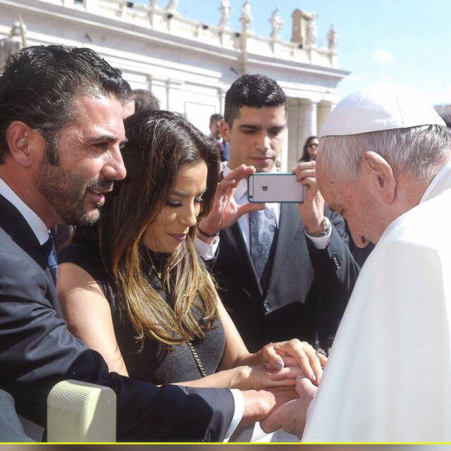 Eva Longoria y Pepe Bastón conocieron al Papa Francisco. (Eva Longoria/Facebook)