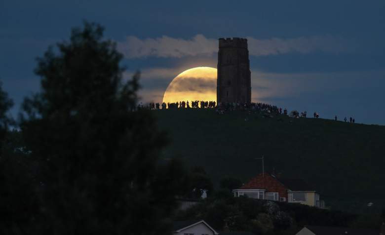 Luna de fresa puede ser vista en Glastonbury Tor, lugar donde se reunieron varias personas para recibir el solsticio en Somerset, Inglaterra, el 20 de junio 2016. (Getty Images)