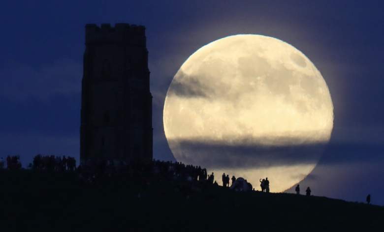 Luna de Fresa puede ser vista en Glastonbury Tor, lugar donde se reunieron varias personas para recibir el solsticio en Somerset, Inglaterra, el 20 de junio 2016. (Getty Images)