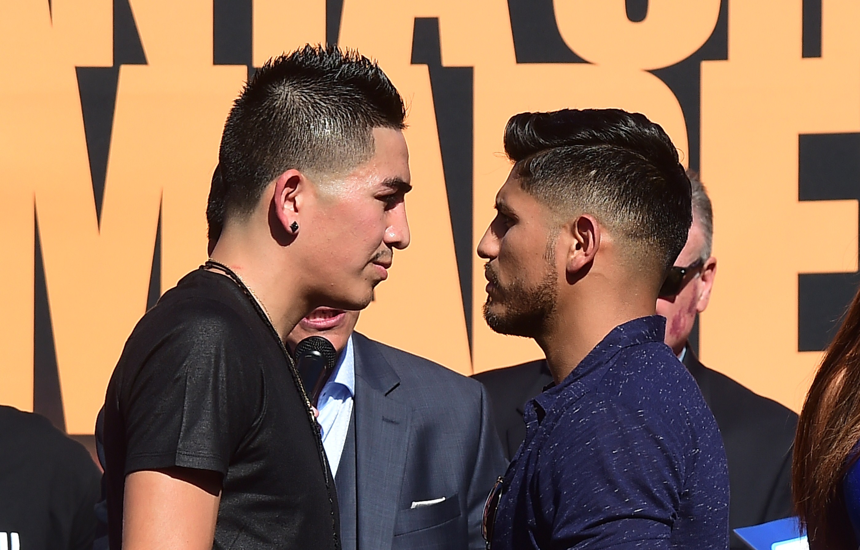 El invicto campeón mundial Leo "El Terremoto" Santa Cruz y el ex-campeón del mundo en tres divisiones Abner Mares se enfrentan en una conferencia de prensa para anunciar su pelea de peso pluma. (Getty)