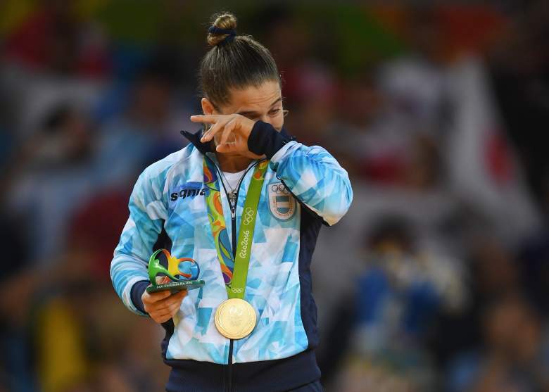 La Peque no podía contener las lagrimas al recibir su primera medalla de oro de los Juegos. (Getty Images)