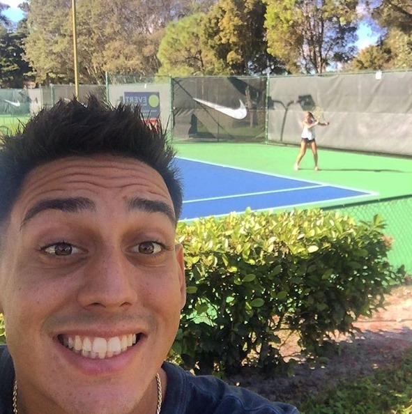 José de León se toma una 'selfie' aprovechando que tiene a su novia Mónica en el fondo. (Jose de Leon/Instagram)