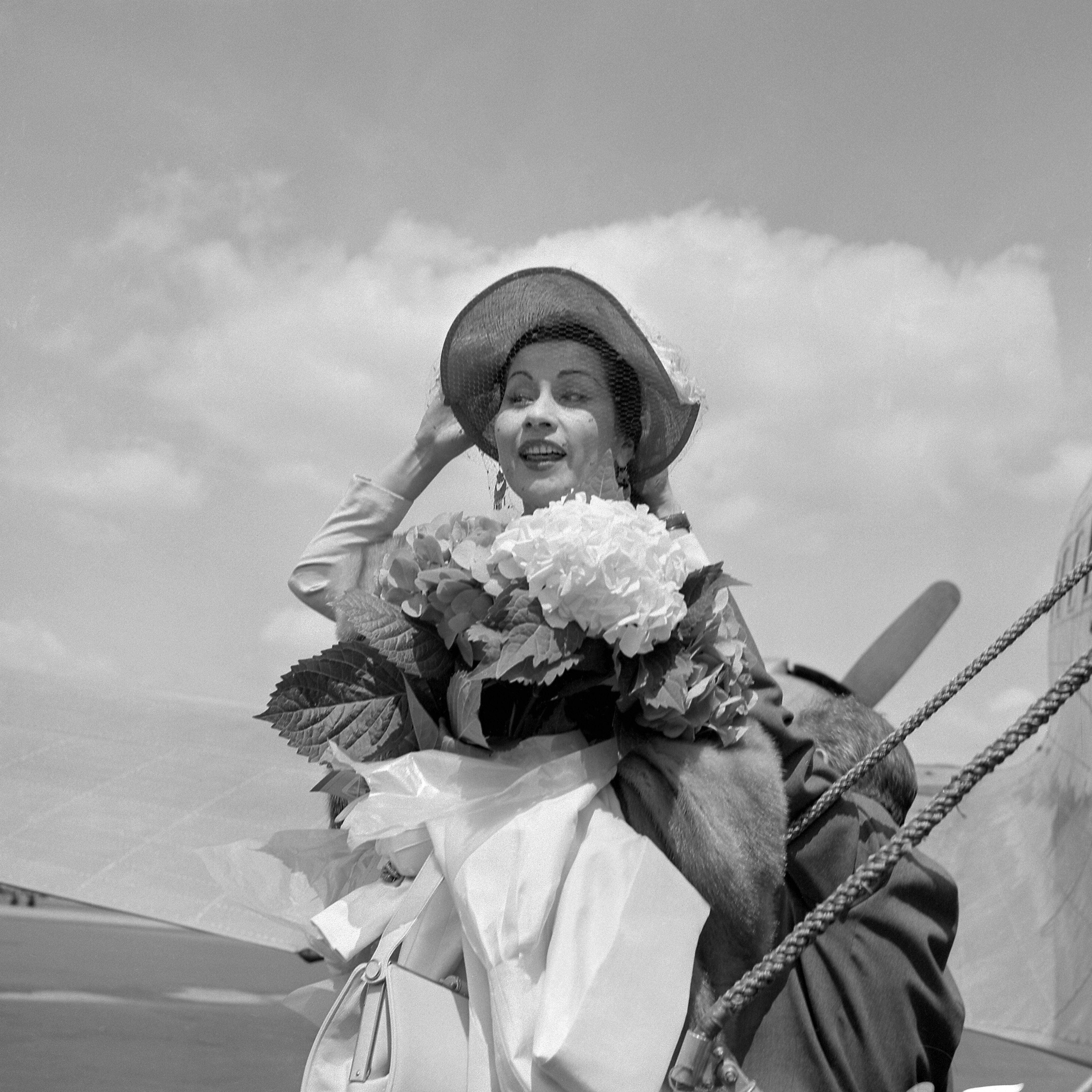 Yma Sumac llega al aeropuerto de Le Bourget, cerca de París, el 23 de junio de 1952. (Getty)