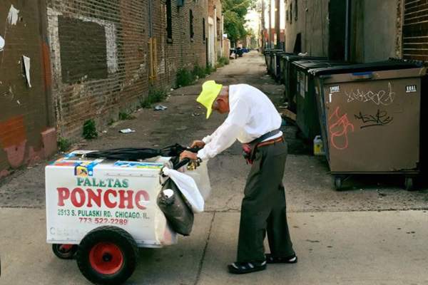 Fidencio Sánchez, de 89 años, se gana la vida vendiendo paletas en las calles de Chicago. (Go Fund Me)