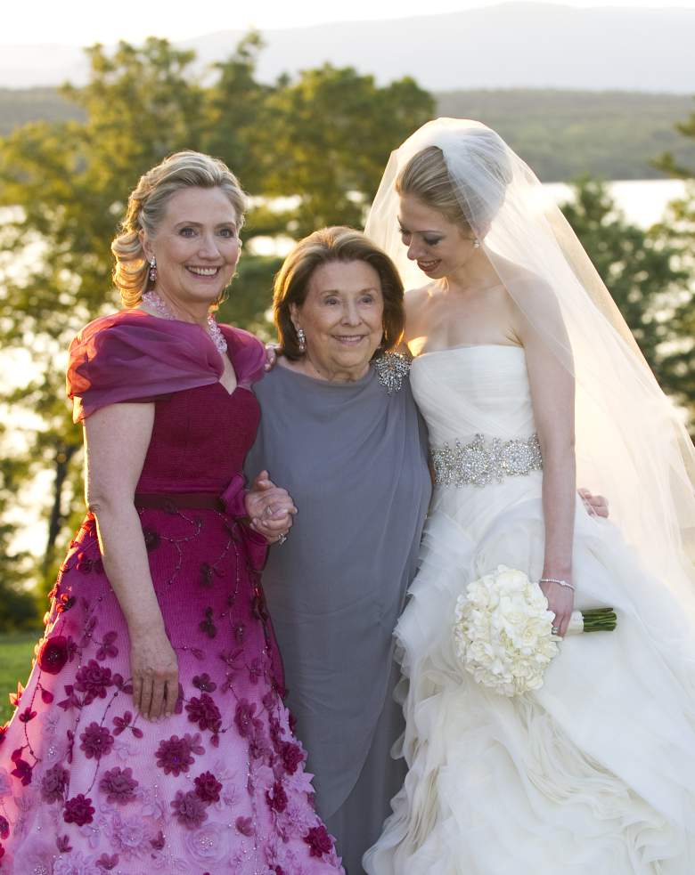 La madre de Hillary Clinton, Dorothy Rodham y su hija Chelsea Clinton durante su boda en 2010. (Getty)