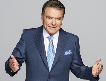 Don Francisco espera conquistar la audiencia de los domingos en la noche. (Telemundo)