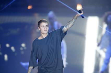 VER: Justin Bieber Golpeó a un Fanático en Barcelona [Vídeo]