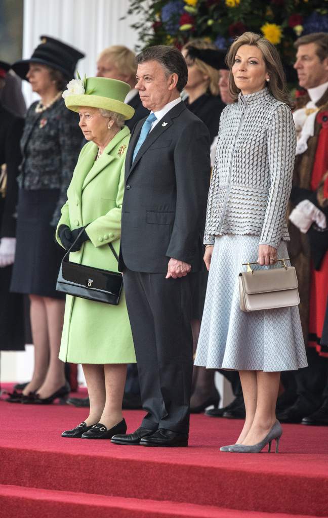 El príncipe Felipe de Gran Bretaña, el duque de Edimburgo, la primera dama de Colombia María Clemencia de Santos, la reina británica Elizabeth II y el presidente colombiano Juan Manuel Santos. (Getty)