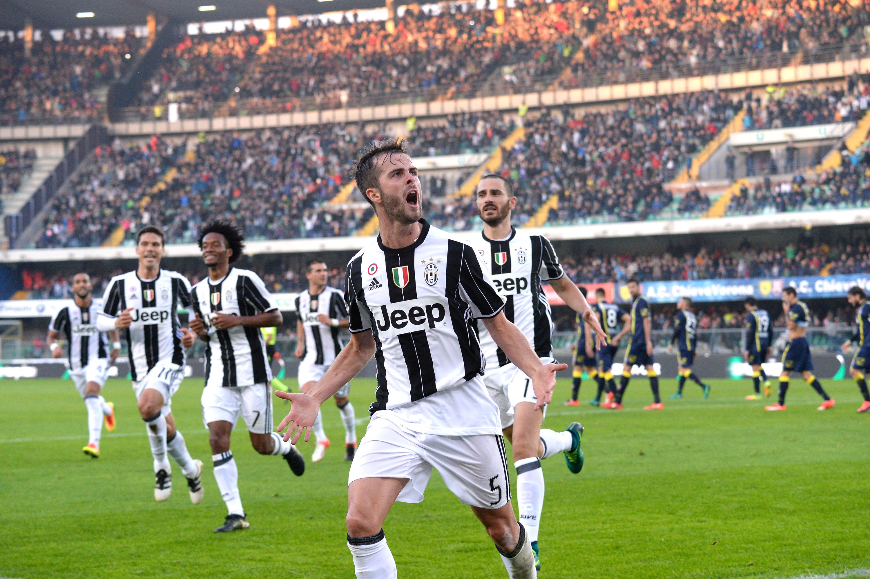 VERONA, ITALY - NOVEMBER 06: Miralem Pjanic of Juventus FC celebrates after scoring his team's second goal during the Serie A match between AC ChievoVerona and Juventus FC at Stadio Marc'Antonio Bentegodi on November 6, 2016 in Verona, Italy. (Photo by Dino Panato/Getty Images)