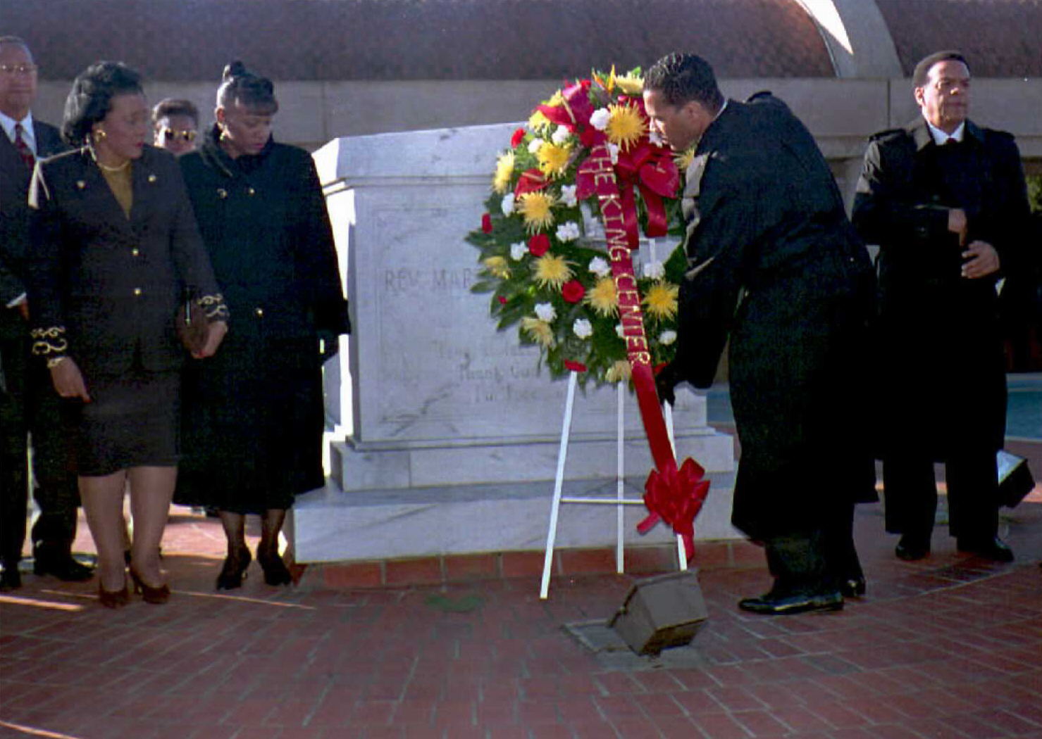 Dexter King (segundo por la derecha), hijo del asesinado líder de los derechos civiles Dr. Martin Luther King, coloca una corona ante la tumba de su padre como la viuda de King, Coretta Scott King (a la izquierda), Bernice (segunda a la izquierda) Y el ex alcalde de Atlanta, Andrew Young (a la derecha). (Getty)