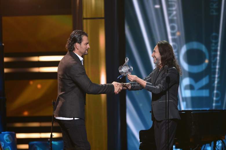  Ricardo Arjona entrega galardón a Marco Antonio Solis en "Premio Lo Nuestro" 2015. (Getty)