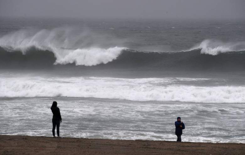 La gente contempla las grandes olas en la playa de El Porto, donde llegara la fuerte tormenta para crear caos en Los Ángeles, 17 de febrero de 2017. (Getty)