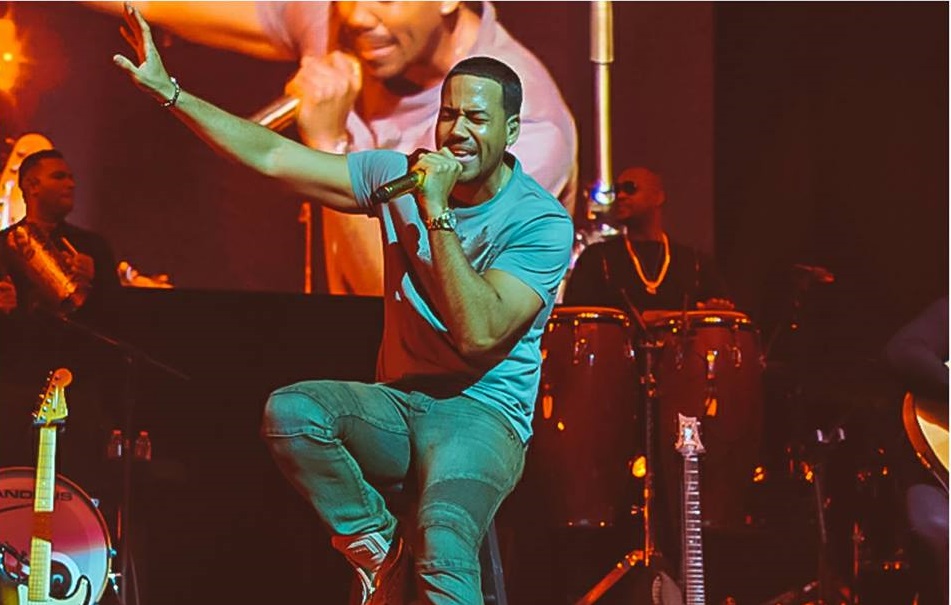 Romeo Santos cantando en uno de sus conciertos sorpresa (Facebook)