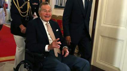 George H.W. Bush admite tocar el trasero de varias mujeres