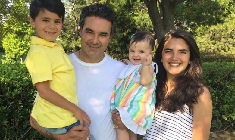 Mauricio Islas con su esposa Paloma Quezada y sus hijos, Emiliano y Frida.