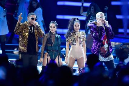 Video: Daddy Yankee, Becky G, Bad Bunny y Natti Natasha presentan ‘Dura’ Remix en los Premios Billboard