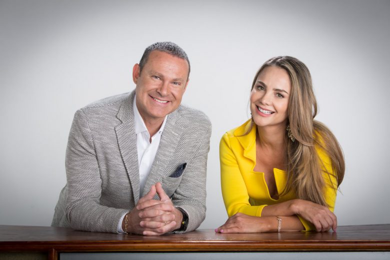 ‌Alan Tacher y Ximena Cordoba,conductores de "Al Final todo queda en Familia"., Programa de Concurso de Univisión, 