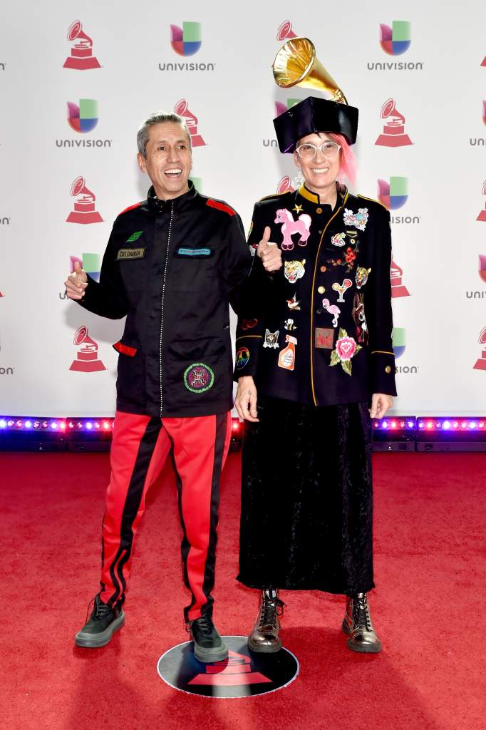 "Latin Grammy 2018": Peores looks de la Alfombra [FOTOS], De izq a derecha Hector Buitrago y Andrea Echeverri de Aterciopelados.