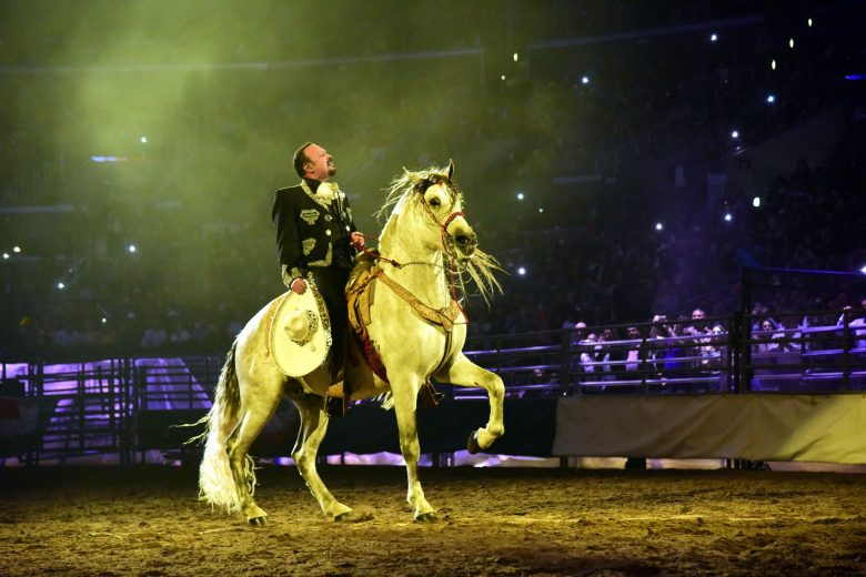 Pepe Aguilar y su familia : Las fotos que tienes que ver,Show de Jaripeo Sin Fronteras