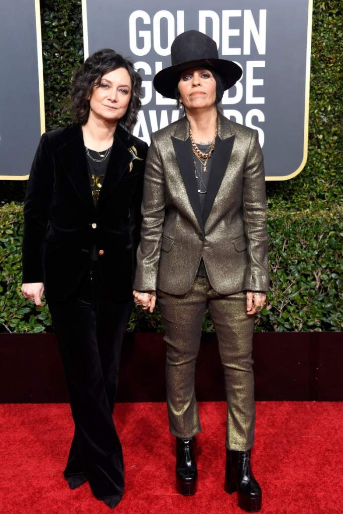 FOTOS-Golden Globes 2019: Peores looks de la alfombra roja, Peores vestidos, Sara Gilbert (Izq) y Linda Perry