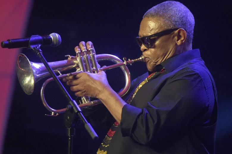 Google de Doodle, homenajea al rompetista Hugh Masekela