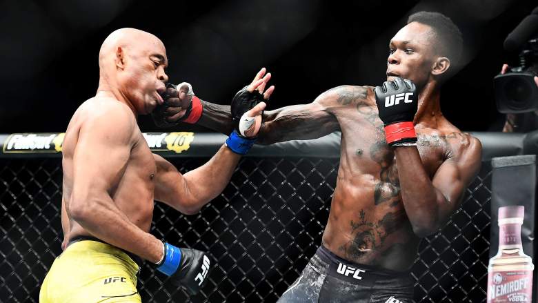 Israel Adesanya golpea a Anderson Silva