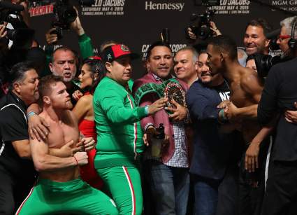 VIDEO: Canelo y Jacobs se van a los golpes en el pesaje