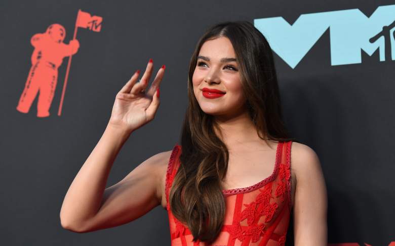 ¿Quién es el diseñador del vestido rojo de Hailee Steinfeld?