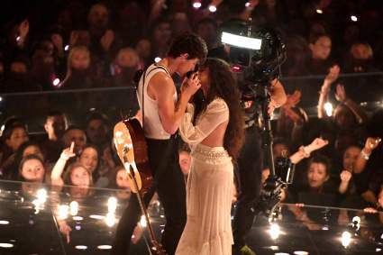 Camila Cabello y Shawn Mendes se roban el show en los VMAs: ¿hubo beso?