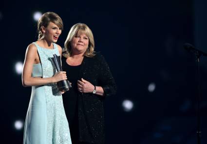 ¿Quién es la mamá de Taylor Swift y cómo lucha contra el cáncer?