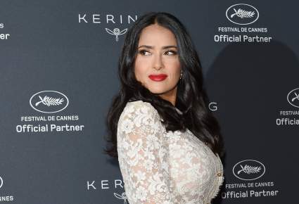 Salma Hayek se clava agujas en el cuerpo: ¿por qué?