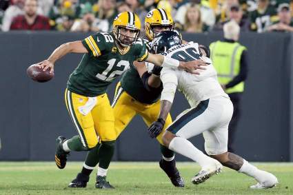 ¿Fue legal o no brutal golpe de Derek Barnett a Williams?: NFL toma decisión