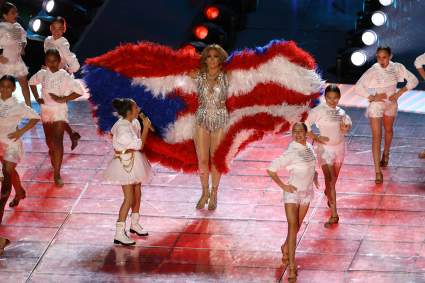 Quién diseñó los trajes de JLo para el Super Bowl 2020?