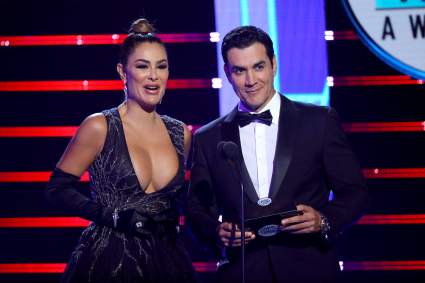 David Zepeda besa a Aracely Arámbula fuera del set y estallan los rumores: ¿son pareja?