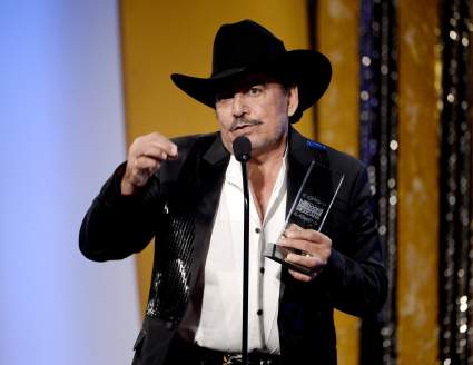 El hijo de Joan Sebastian pasa así la cuarentena del coronavirus con su bebé: Video