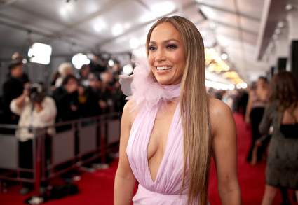 Jennifer López impresiona con este vestido de plumas: ¿quién es el diseñador?
