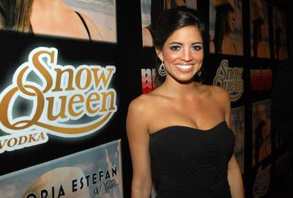 Pamela Silva muestra su figura tras haber dado a luz y da un paseo con su bebé