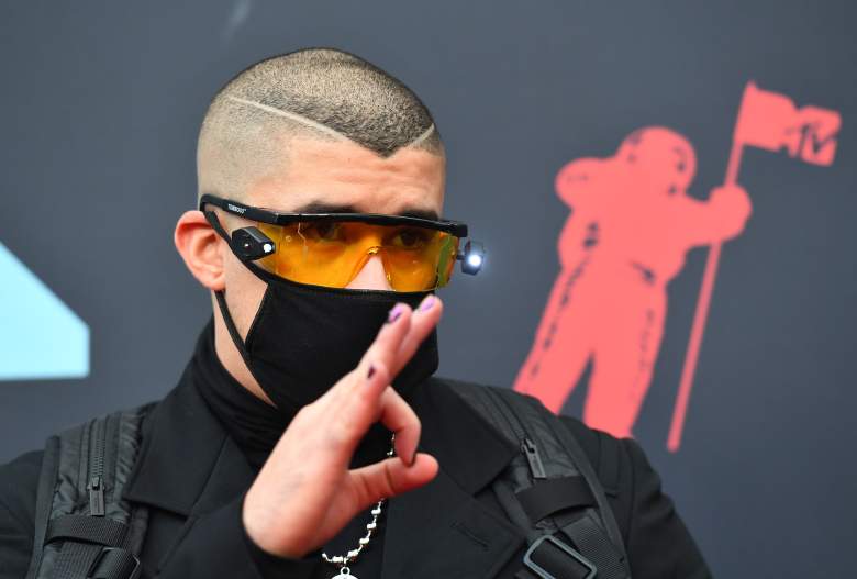 Bad Bunny presenta a su novia: se la come a besos vestido de mujer