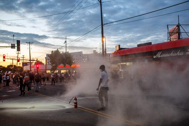 [Videos] Saqueos, incendios, y caos en Minneapolis tras protestas por muerte de George Floyd a manos de la policía