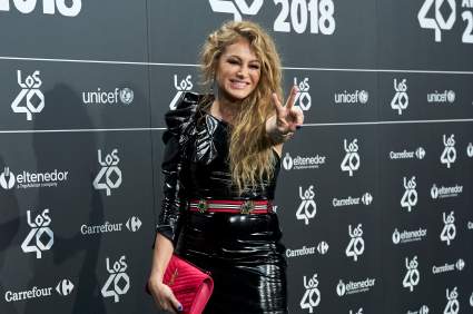 Paulina Rubio festejó su cumpleaños 49 con tremenda fiesta, bikini y peluca