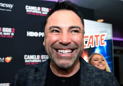 Óscar de La Hoya celebra cumpleaños junto a su novia y una candente sesión de fotos