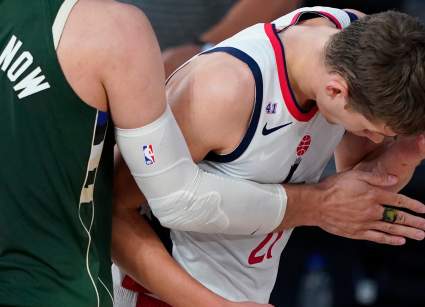 Video: La desleal agresión de Giannis Antetokounmpo a un rival que enojó a la NBA