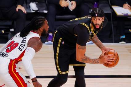 [VÍDEO] Piden sanción de un partido para Anthony Davis por este codazo en la cara