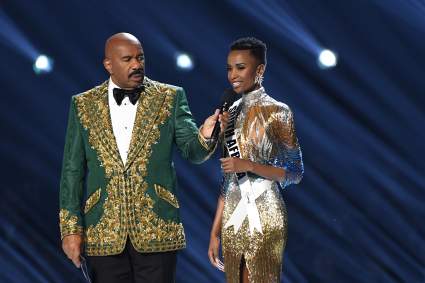 Miss Universo Zozibini Tunzi ya no tiene la cabeza rapada: ¡No la reconocerás de pelo largo!