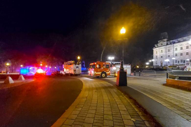 Los camiones de bomberos estacionados frente a la Asamblea Nacional de Quebec, en la ciudad de Quebec, el 1 de noviembre de 2020.